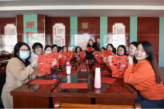 太原小店区实验小学东润校区组织女教师体验非遗剪纸