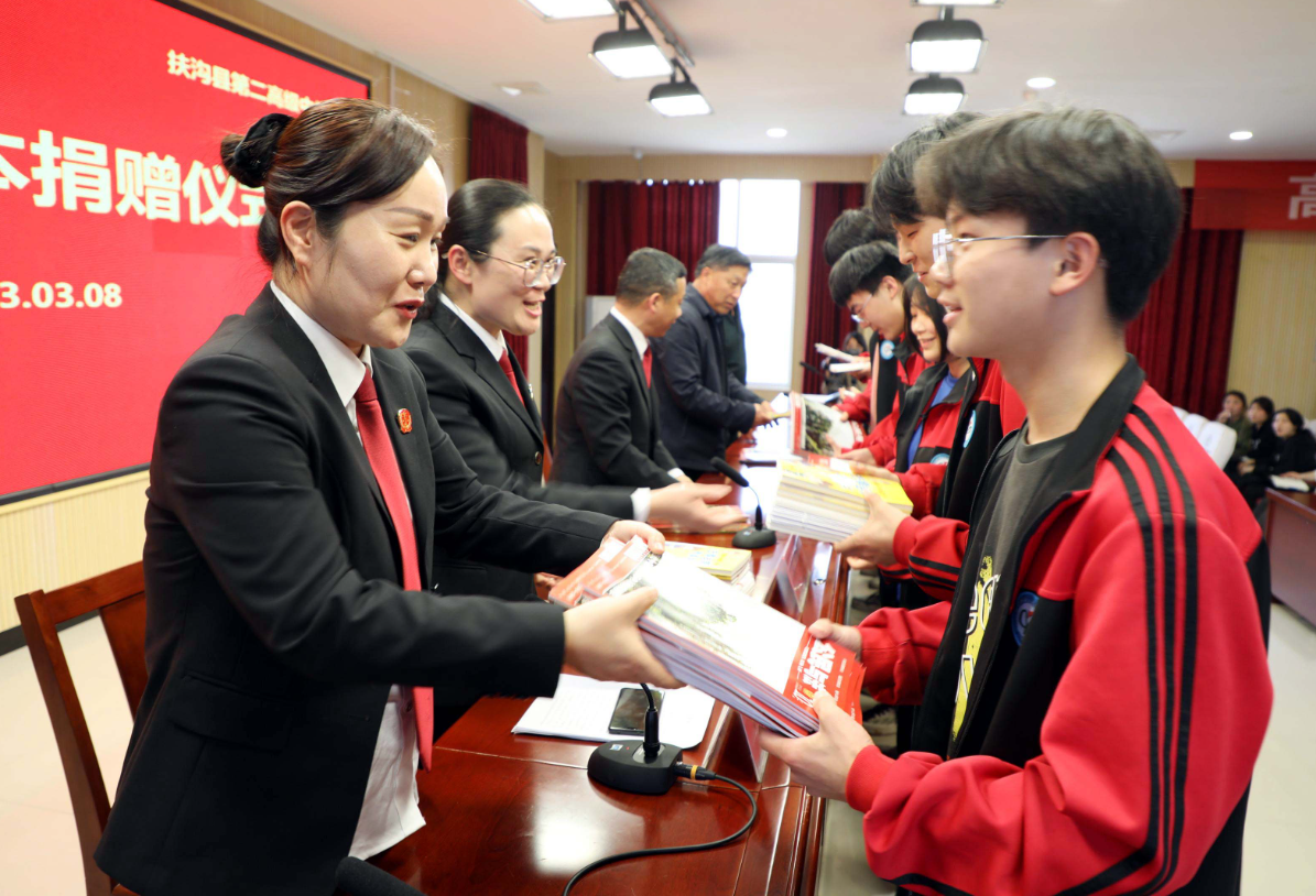 春风送法丨河南扶沟法院到第二高级中学开展“送法进校园”活动