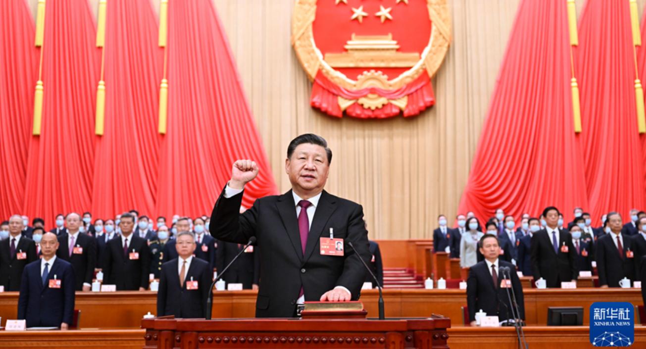 新当选的国家主席、中央军委主席习近平进行宪法宣誓