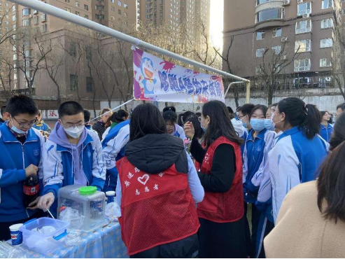 太原万柏林区前进路南社区开展“爱不闲置”爱心义卖活动