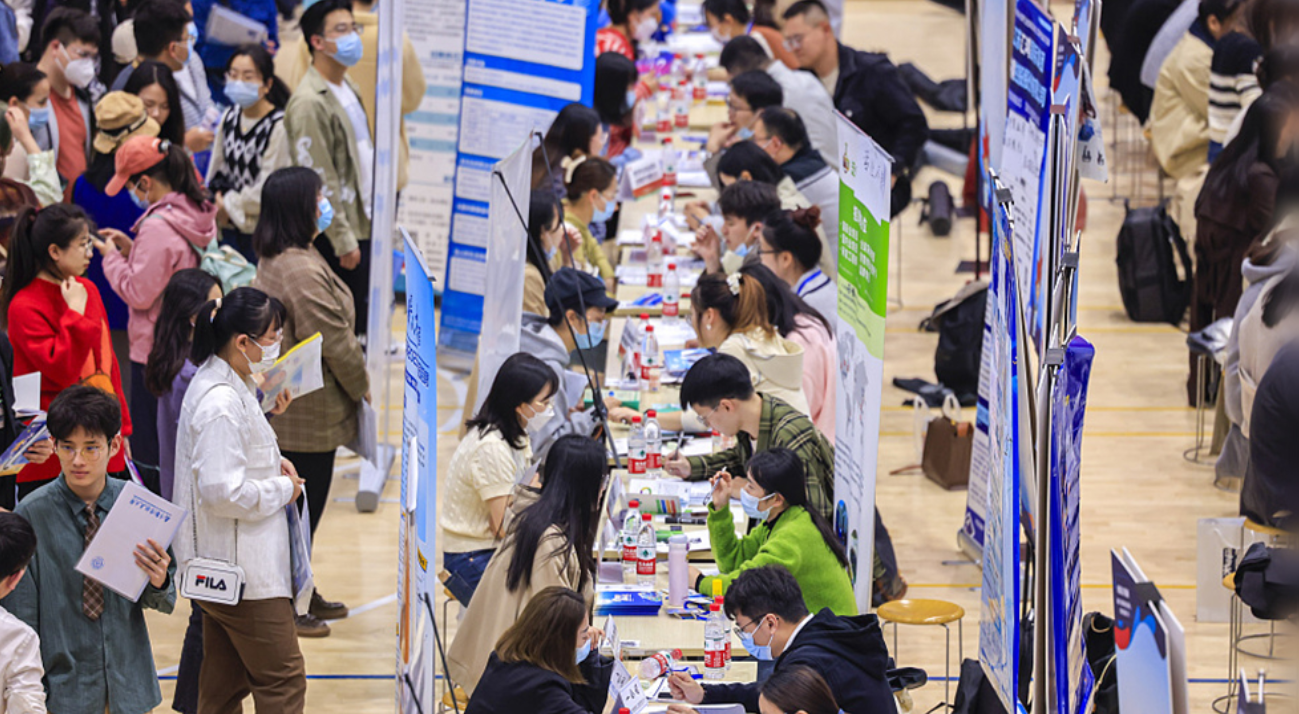 促进毕业生尽早就业 线上线下提供不间断就业服务