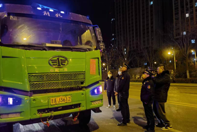 创建文明城市  城管执法人在行动 ——太原市城管执法队开展渣土车夜查专项行动