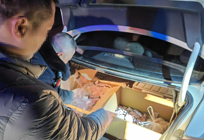 临汾尧都警方：三男子散发淫秽卡片被抓