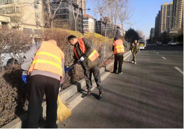 太原万柏林：全面清理绿地卫生 提升环境助力创城攻坚