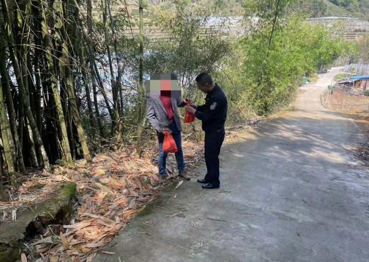 福建福安一男子欲喝农药轻生 民警紧急寻找救助脱险