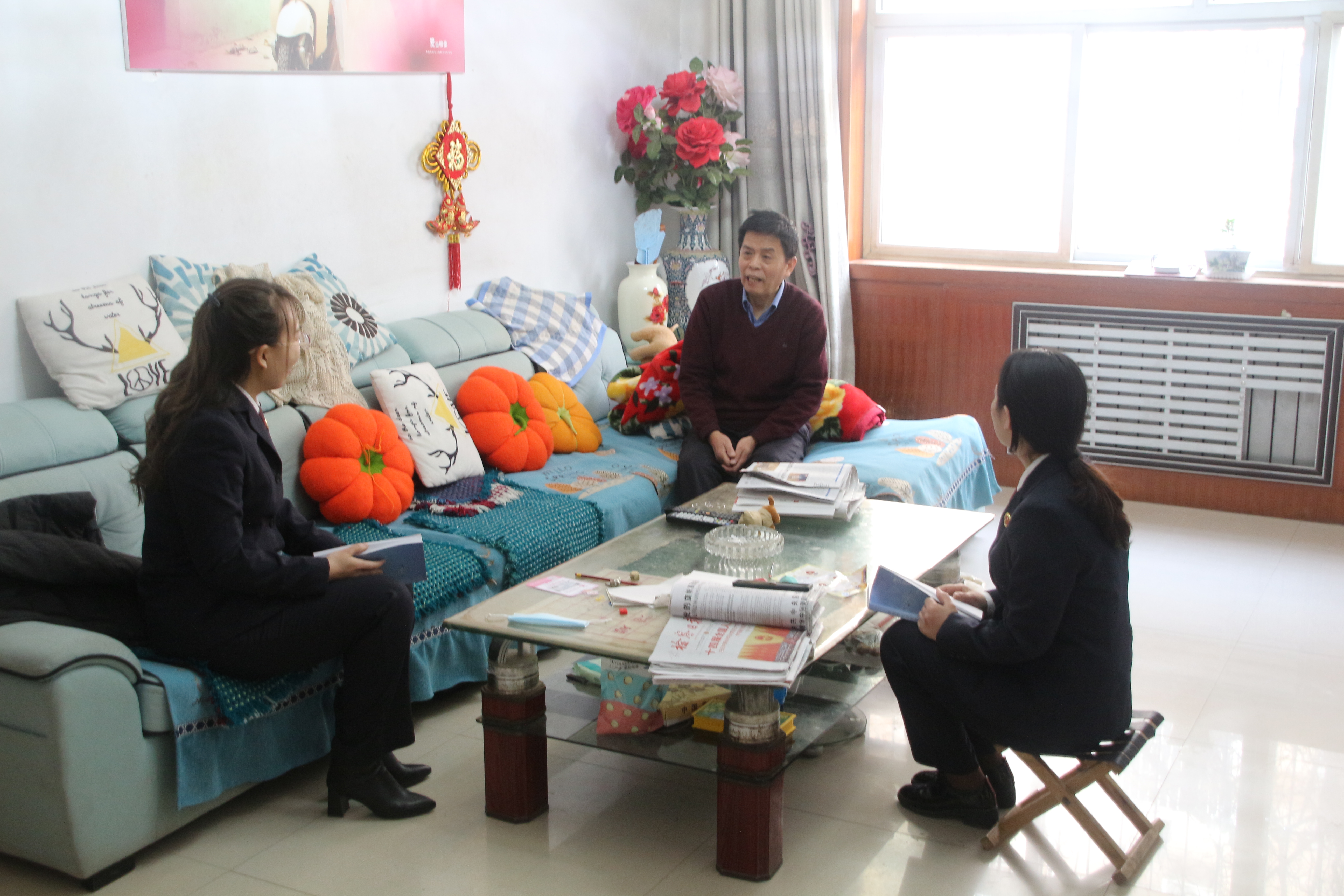 河北成安：把精神食粮送到家 成安检察院为退休干警送报刊杂志