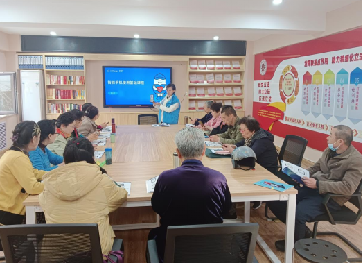太原杏花岭区：“智慧”课堂，教老年人玩转智能手机