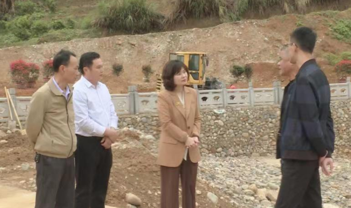 福建华安县长调研水利项目并开展巡河活动
