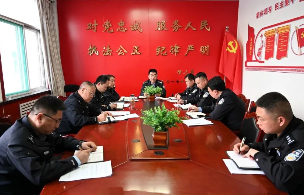 临汾安泽县公安局召开党委理论中心组学习会议
