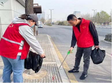 太原晋祠路社区开展“积极参与创城营造清洁环境”活动