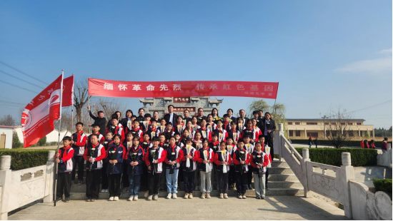 缅怀革命先烈 传承红色基因——河南项城九中举行清明祭英烈活动