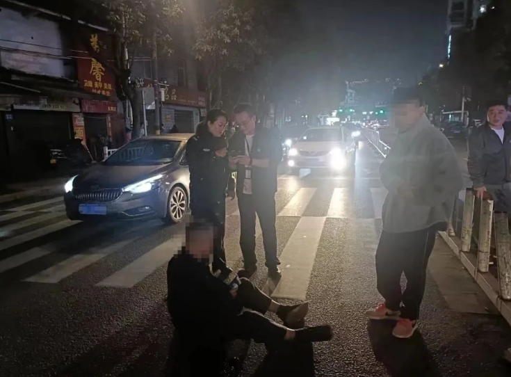 “鬼火”撞伤老人 福建福安民警及时救助