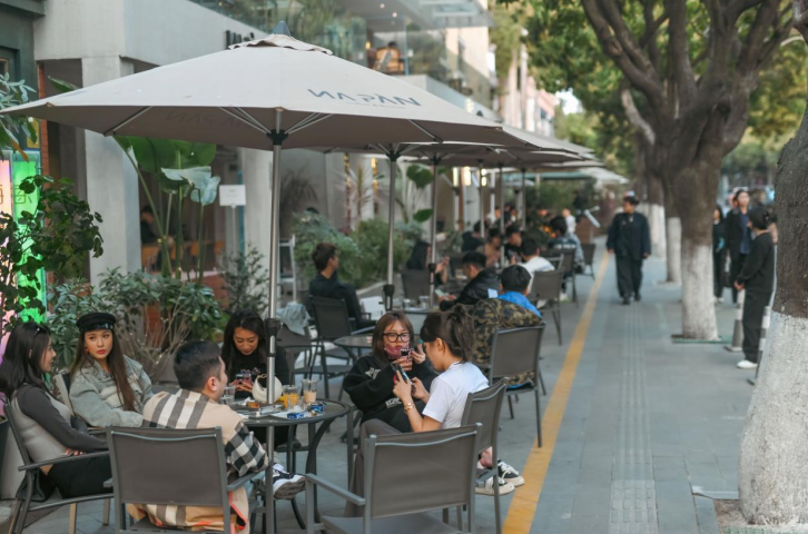 厦门城管：一条黄线 彰显城市管理之“度”