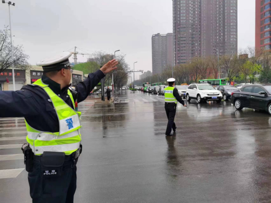 山西介休公安交巡警大队：及时启动应急预案应对2023年全市首次有效降雨