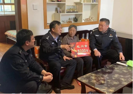 山西临汾公安局和侯马公安局开展清明走访慰问活动