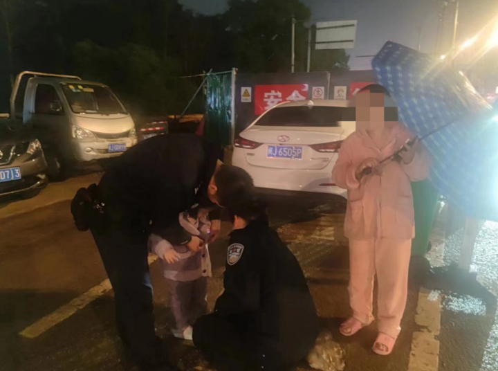 女子半夜带孩子淋雨 福建福安民警贴心守护保平安