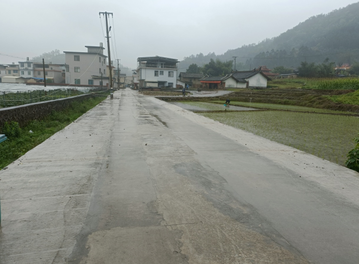 福建华安：村道窄变宽 村民乐开怀