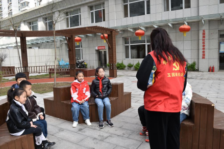 太原万柏林区玉园南社区：“童心向廉”庭院课堂开讲啦