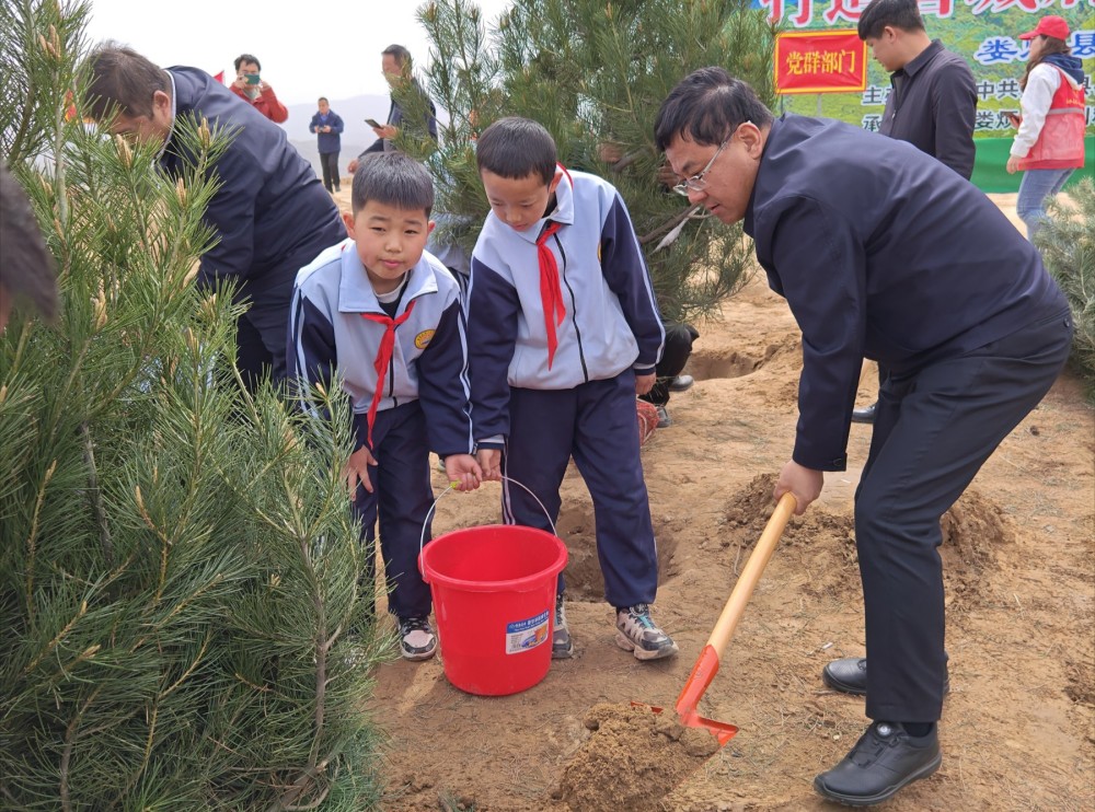 太原娄烦县委书记李树忠参加“打造省城后花园，建设美丽新娄烦”全民义务植树活动