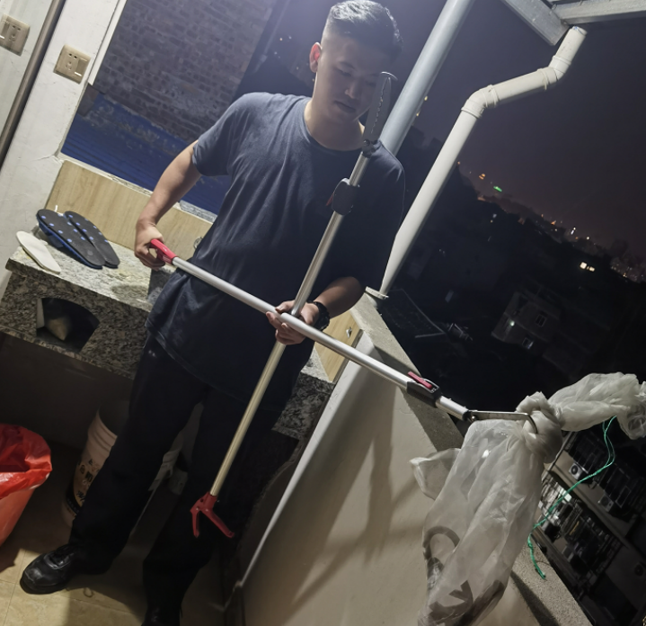 绞花林蛇闯民宅  福建福安民警化身“捕蛇能手”