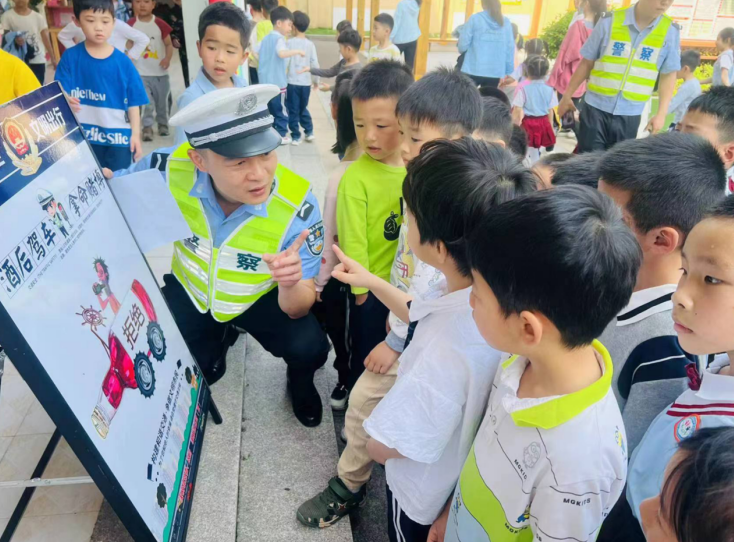 珍爱生命 安全“童”行 ——福建福安溪柄派出所交通安全宣传进幼儿园活动