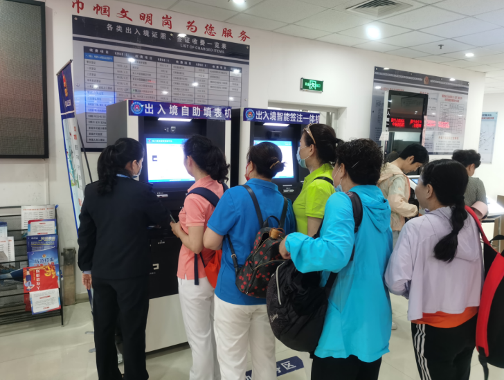 福建福安公安出入境窗口迎来办理港澳游证件小高峰