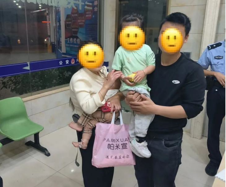 福建福安巡特警帮助走失萌娃找寻家人