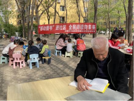 太原万柏林区:“移动图书”进社区  全民阅读向未来