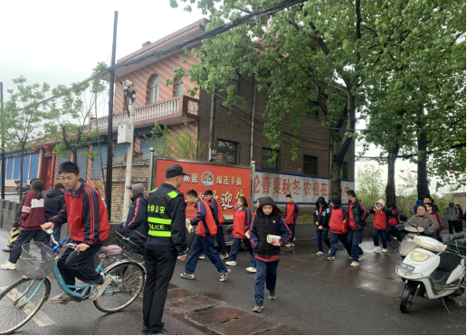 洪山中心所站好“护学岗” 筑牢“安全网”158.png