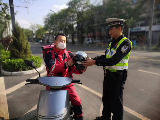 山西介休公安交警大队：三措并举常态推进 “一盔一带”安全守护行动