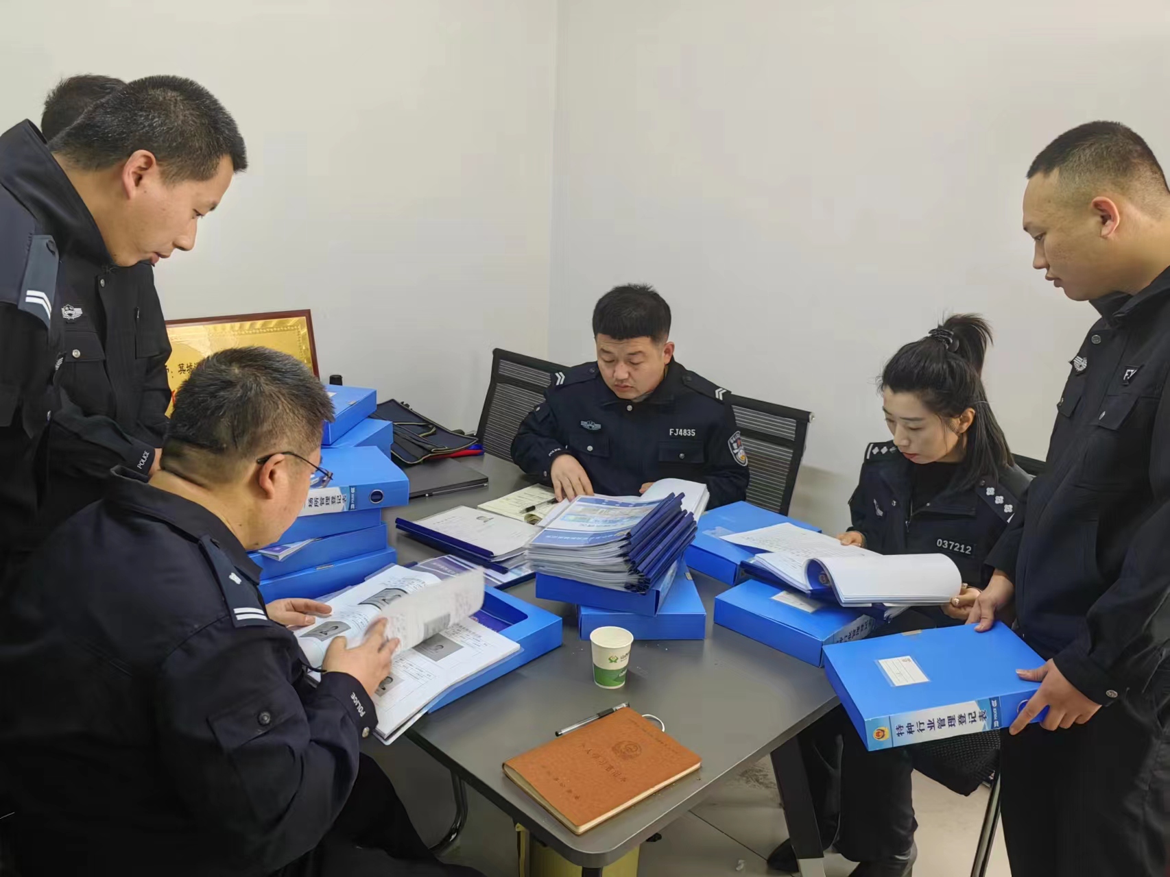 4.28榆社县公安局治安大队深入辖区警务室检查指导工作1.jpg 4.28榆社县公安局治安大队深入辖区警务室检查指导工作1.jpg