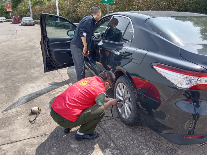 福建龙岩高速人“五一”不打烊 志愿服务伴人民美好出行