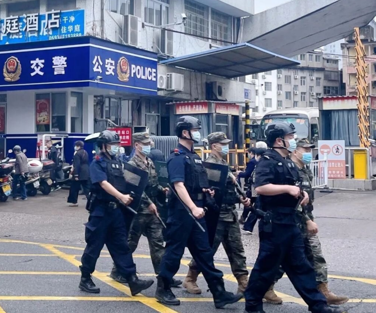 福建福安巡特警在风雨中守护平安