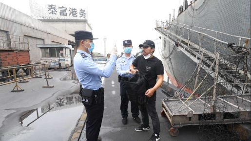 江苏扬州边检站紧急救助外籍患病船员(1)267.png