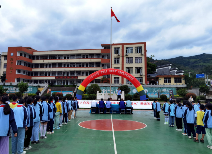 福建福安上白石派出所开展“珍爱生命 警防溺水”宣传活动进校园