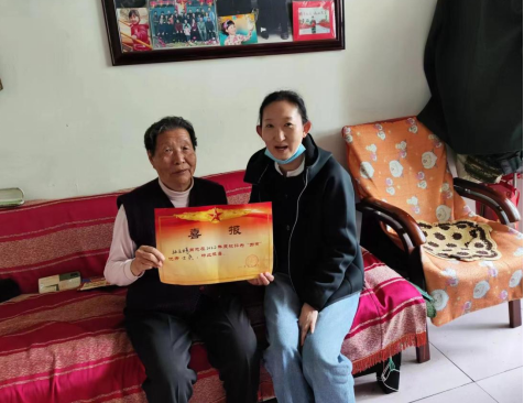 太原万柏林区和平街道北二条社区为“四有”优秀士兵送喜报