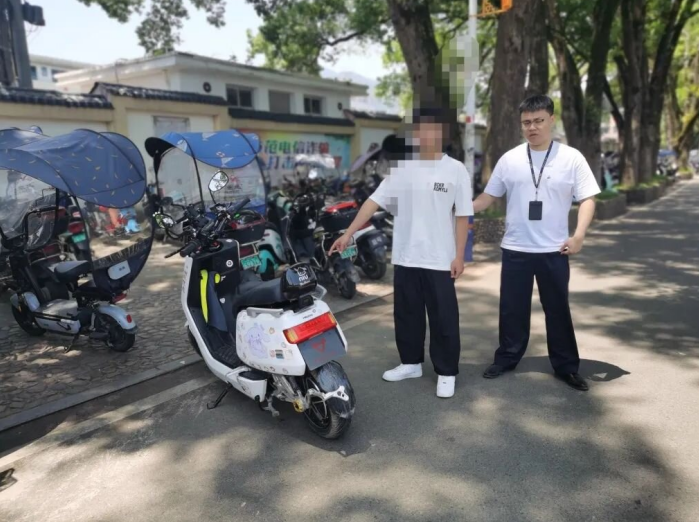 电瓶坏了没钱换怎么办 福建福安一男子的做法可真“刑”