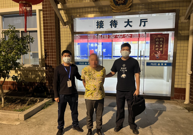 福建福安民警速破盗窃案 群众登门送锦旗