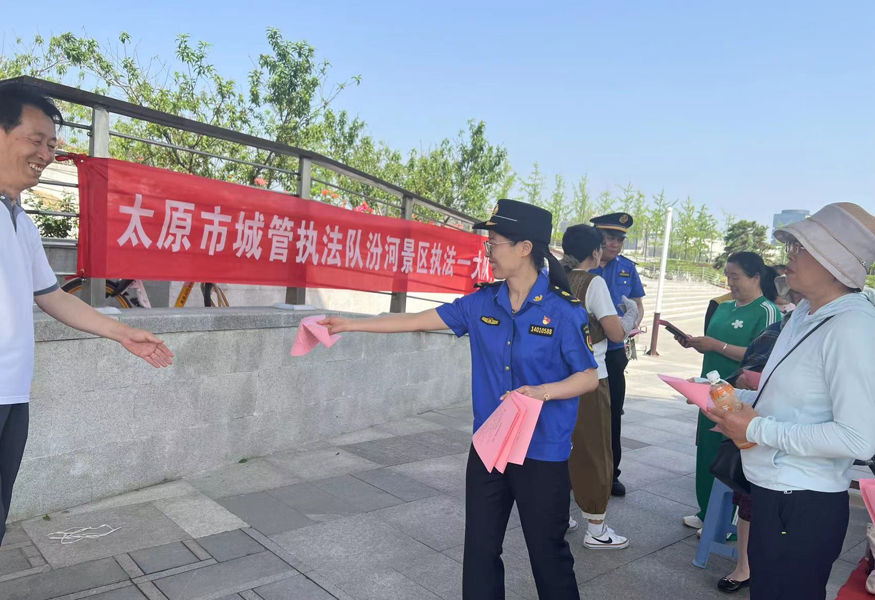 太原城管执法队开展“中国旅游日 · 普法与文明同行”主题普法宣传活动