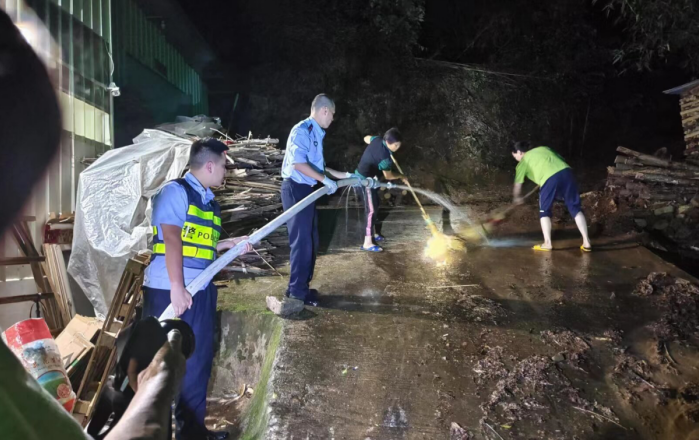 福建福安民辅警化身“糖人”连夜救助运糖小货车