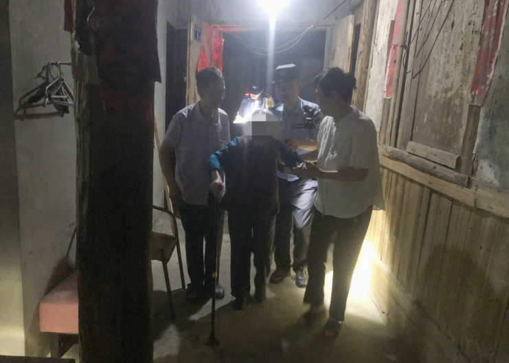 百岁老人街头迷路 福建福安巡特警暖心送回家
