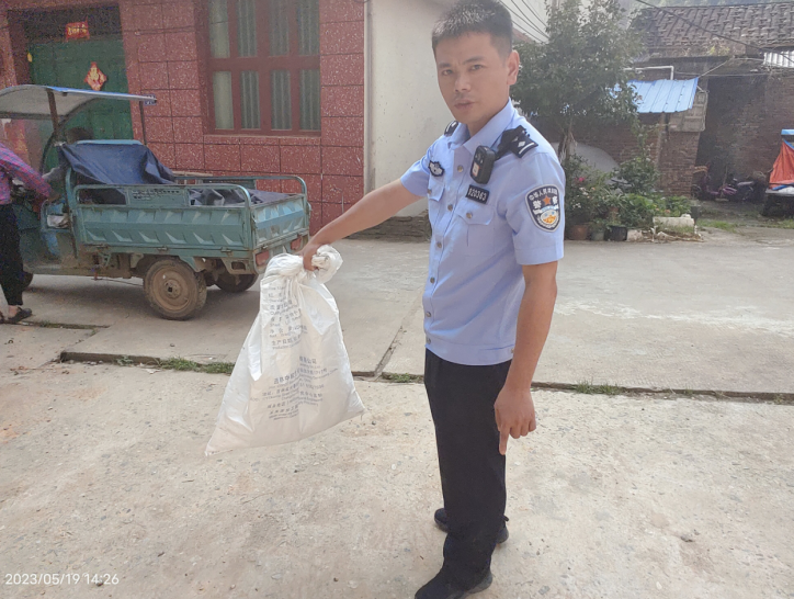 眼镜蛇误闯民宅 福建福安民警“抓捕”放生