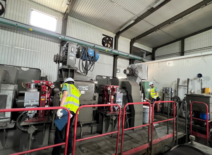 厦门市特检院为全国首个自动化码头的大型起重设备进行安全“大体检”