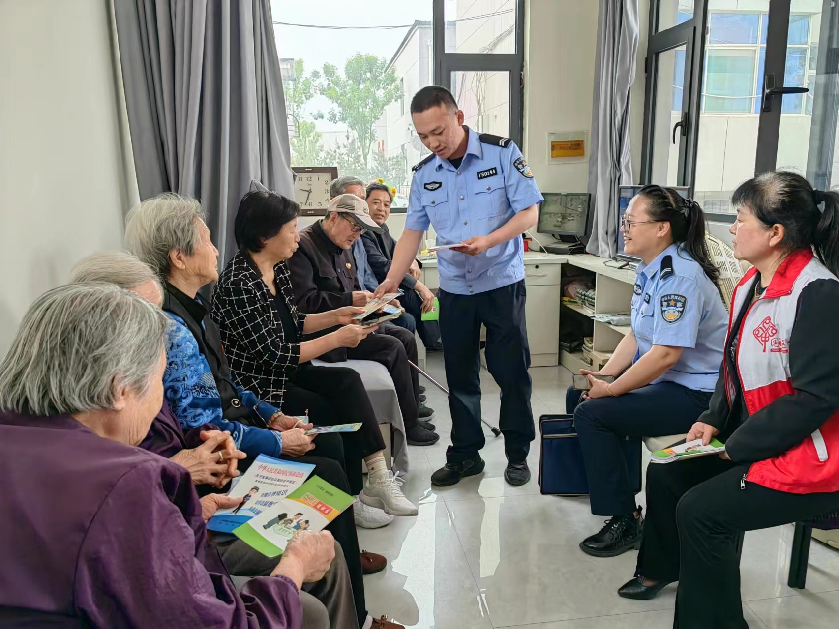 5.26榆社县公安局联合多部门开展“美好生活·民法典相伴”宣传活动1.jpg