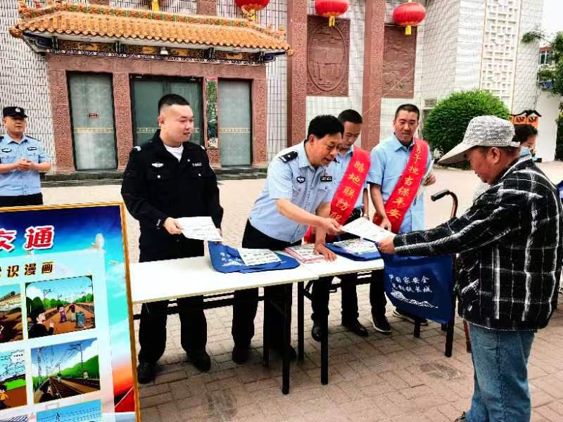 5.26榆社县公安局治安大队组织开展“5.26我爱路”主题宣传活动2.jpg