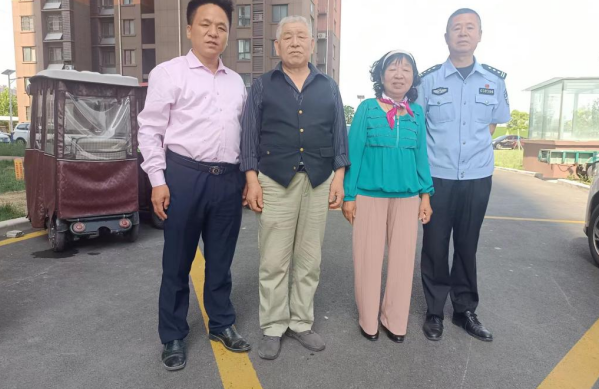          河南新乡牧野区见义勇为协会为烈士裴军父母乔迁新居进行走访慰问