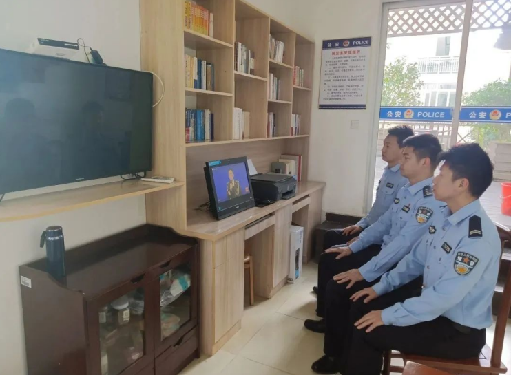 福建屏南县公安局组织收看公安系统英雄模范立功集体代表中外记者见面会直播