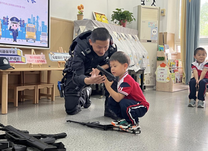 河南机场公安“六一”进校园 安全守护伴“童”行