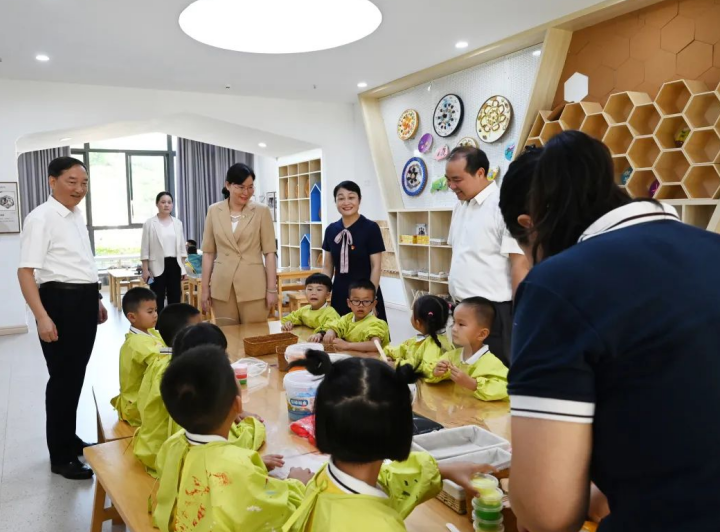 福建漳平市领导和少年儿童共同欢度“六一”