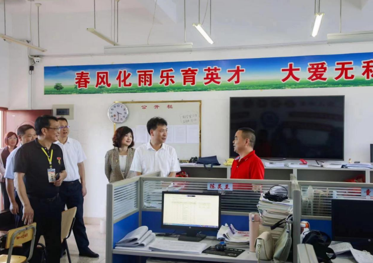 福建华安县委书记县长向少年儿童送祝福、为高考护航